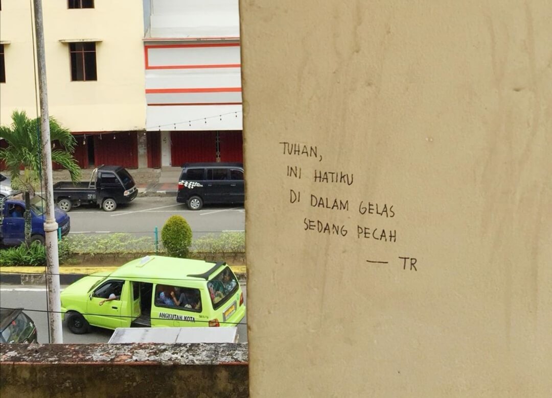 Salah satu tulisan Theoresia di tembok sebuah bangunan di kota Ambon